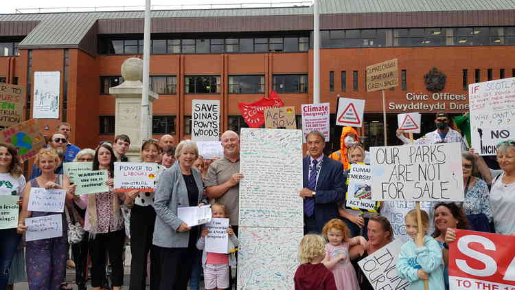 Meeting campaigners outside the Civic Offices is the Leader and Deputy Leader of the Vale Council, Cllr Neil Moore and Cllr Lis Burnett. Rob Curtis handing over the petition and Nature Extinction open letter.