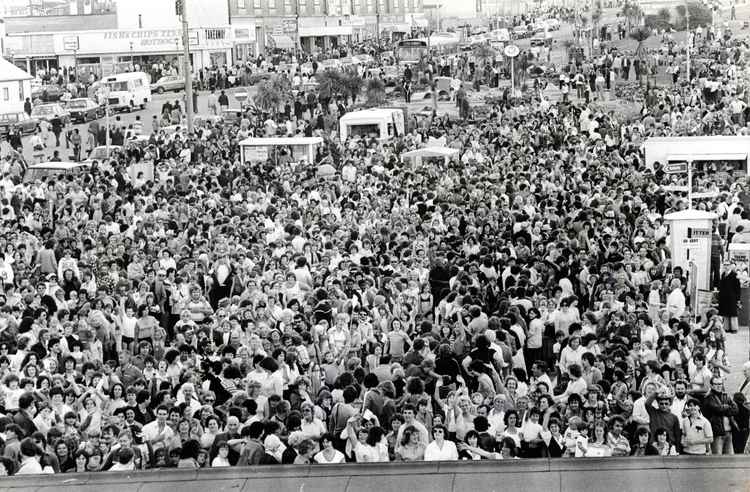 The longest conga line attempt in 1979 (photo by Media Wales)