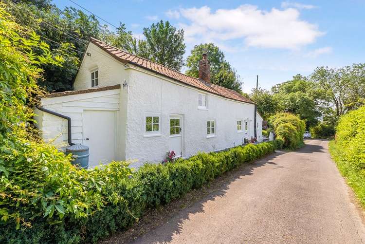 Three-bedroom cottage in Moorlinch