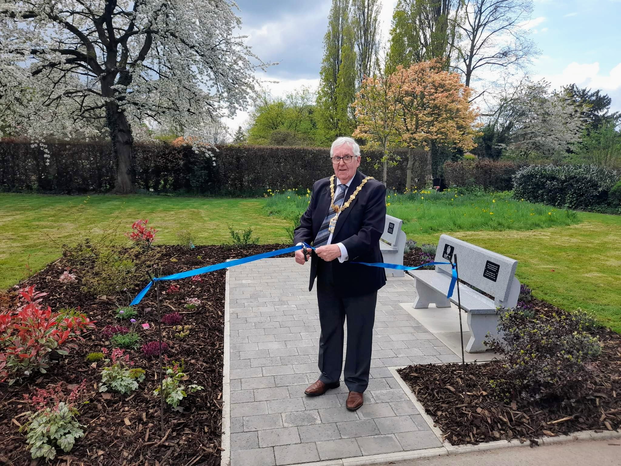 The Pandemic Memorial Garden was officially opened by Crewe Town Mayor, Cllr Tom Dunlop.