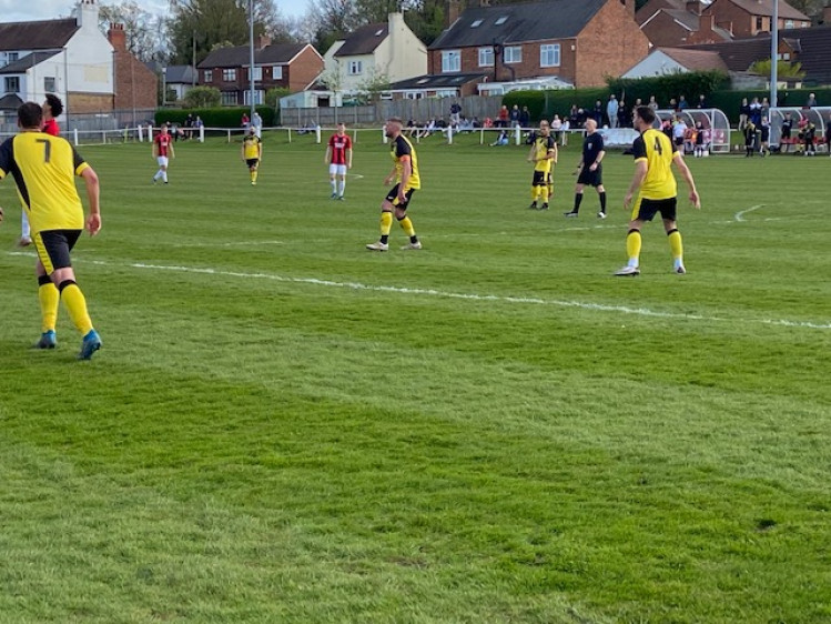 Aaron Short (centre) playing against Kimberley on Easter Monday. Photo Credit: Tom Surgay