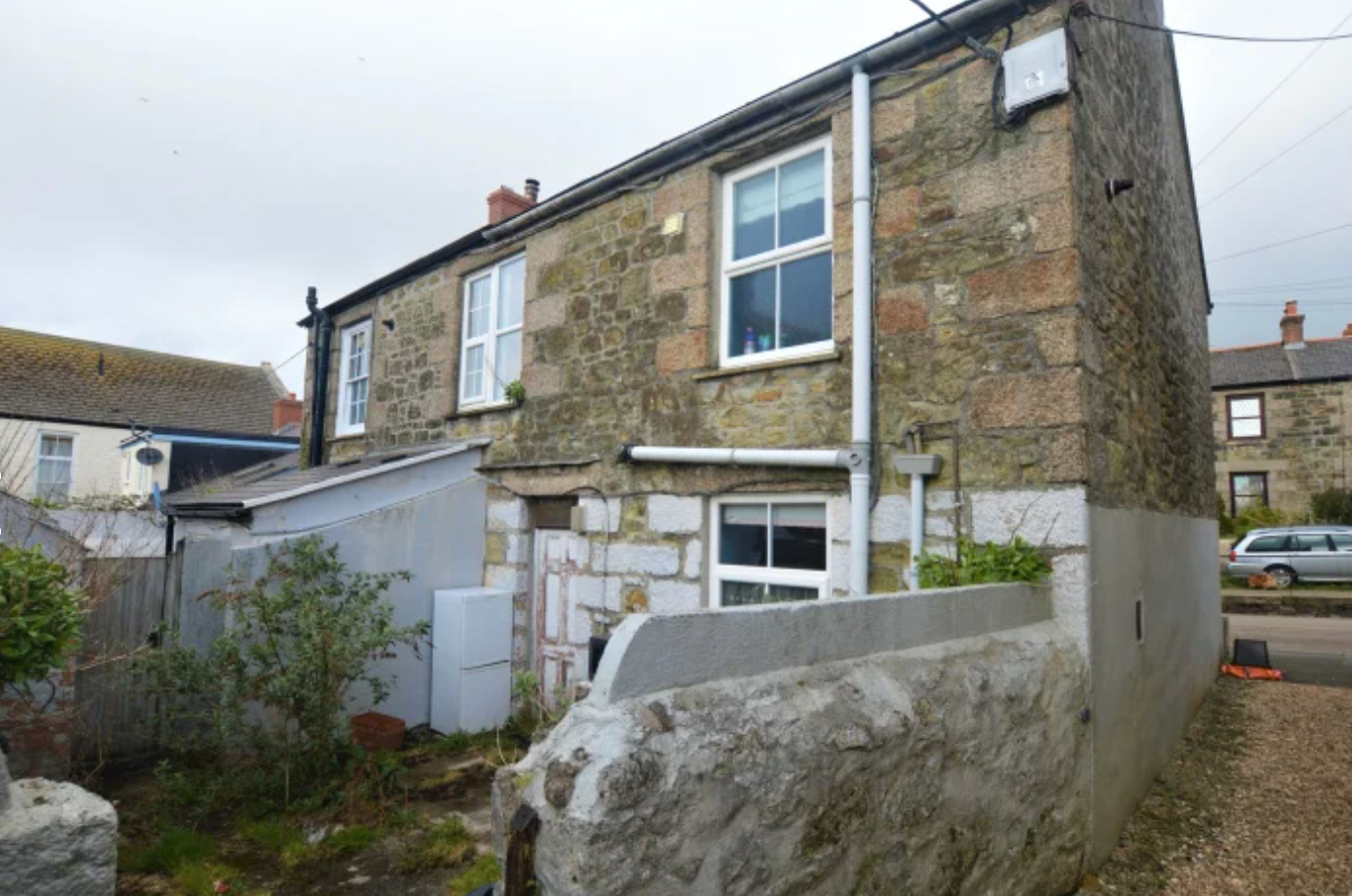 The property comes with a courtyard style garden. The property comes with a courtyard style garden.