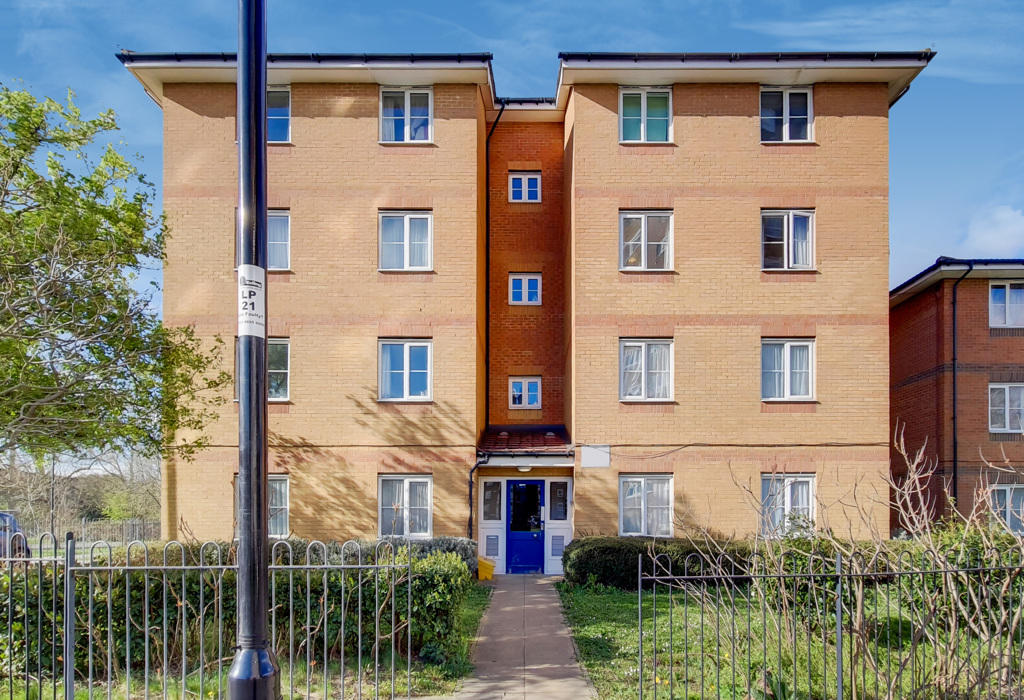 Two bedroom flat for sale in Puffin Court, Ealing