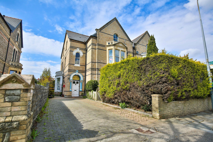 This spacious five double bedroom duplex apartment in Penarth boasts over 2,000 sq ft of versatile living space and is set over two floors. (Image credit: Peter Alan)