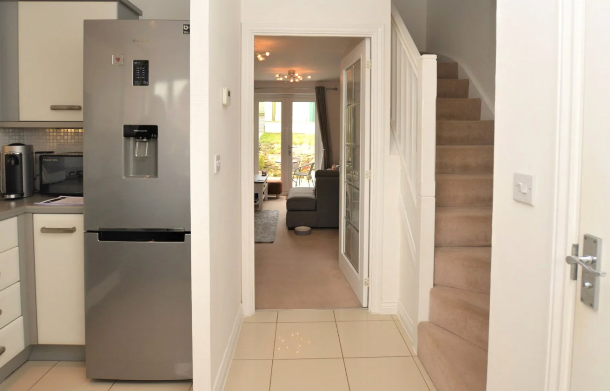 Kitchen leading into the lounge. 