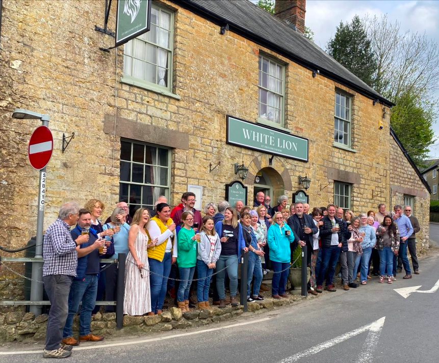 Broadwindsor's The White Lion has reopened as a community pub, with hundreds coming out to enjoy a drink on opening night