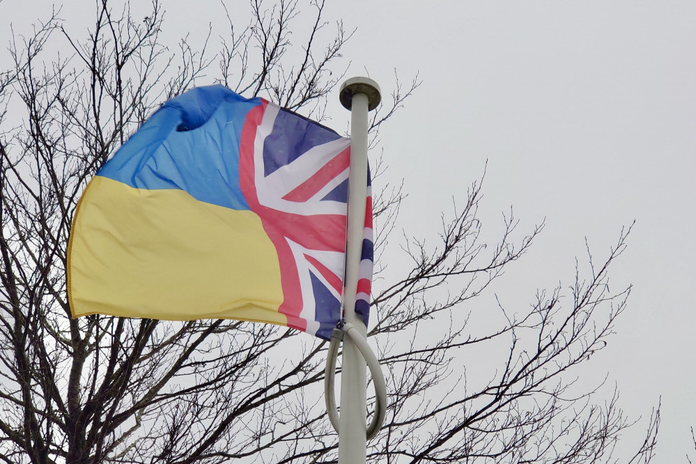 A joint Ukraine/UK flag flies outside the Brynsworthy Environment Centre in Barnstaple, North Devon Council's HQ (Joe Ives/LDRS)