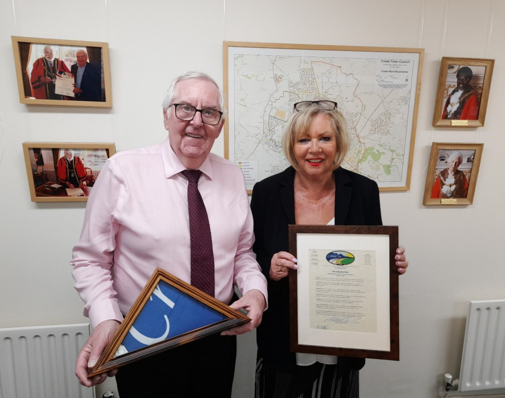 Crewe Town Mayor Cllr Tom Dunlop receives symbolic gifts from Crewe, Virginia from Diane Yates.