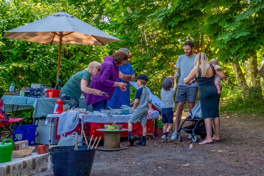 A family munching on popcorn by the firepit (Photo: Tollesbury Climate Partnership)