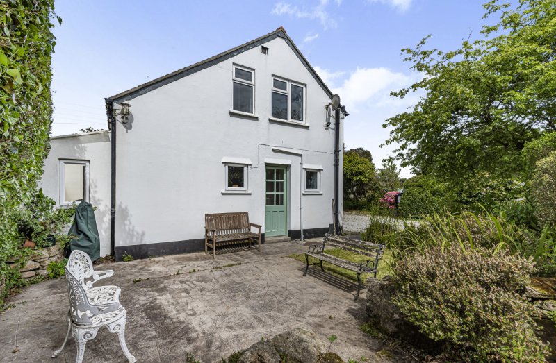 Check out this three bed cottage in Ashton. Outdoor area. 