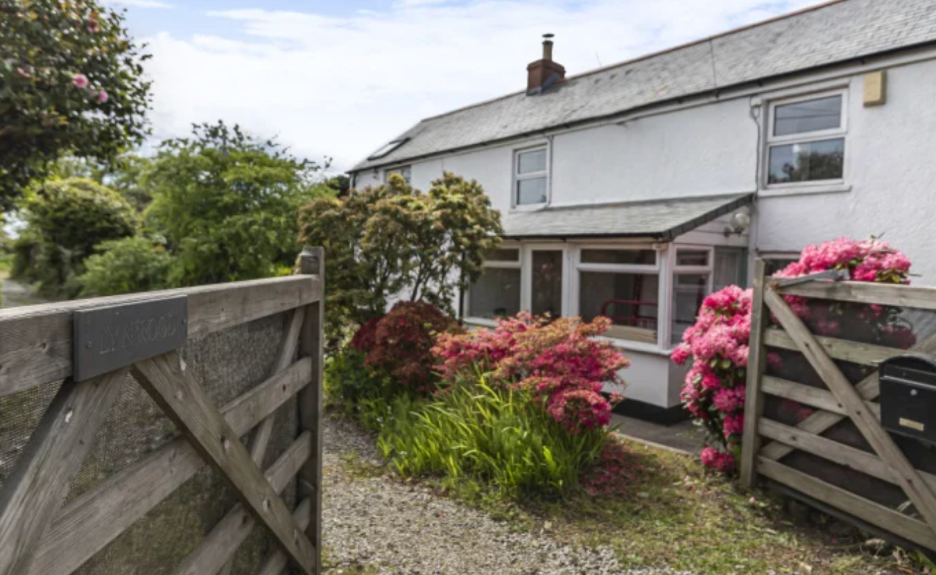 Check out this three bed cottage in Ashton. Gated driveway.