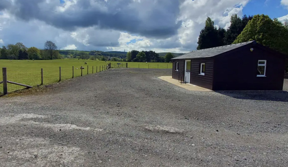 Would you sleep just feet away from sheep? Detox from modern life at this cute Macclesfield holiday home. (Image - Airbnb)