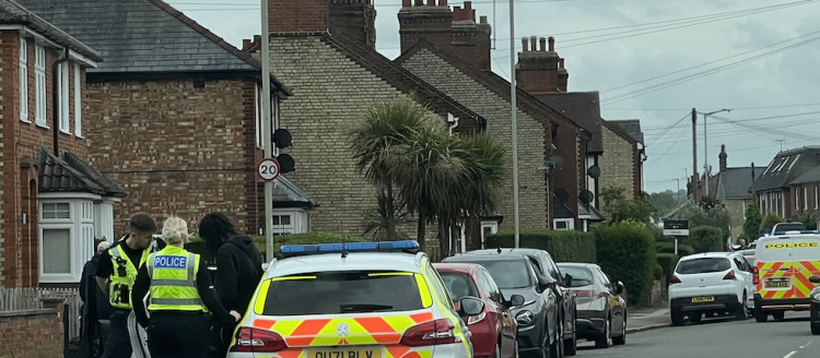 Police apprehend a man after a drugs-related incident in Hitchin. CREDIT: @HitchinNubNews