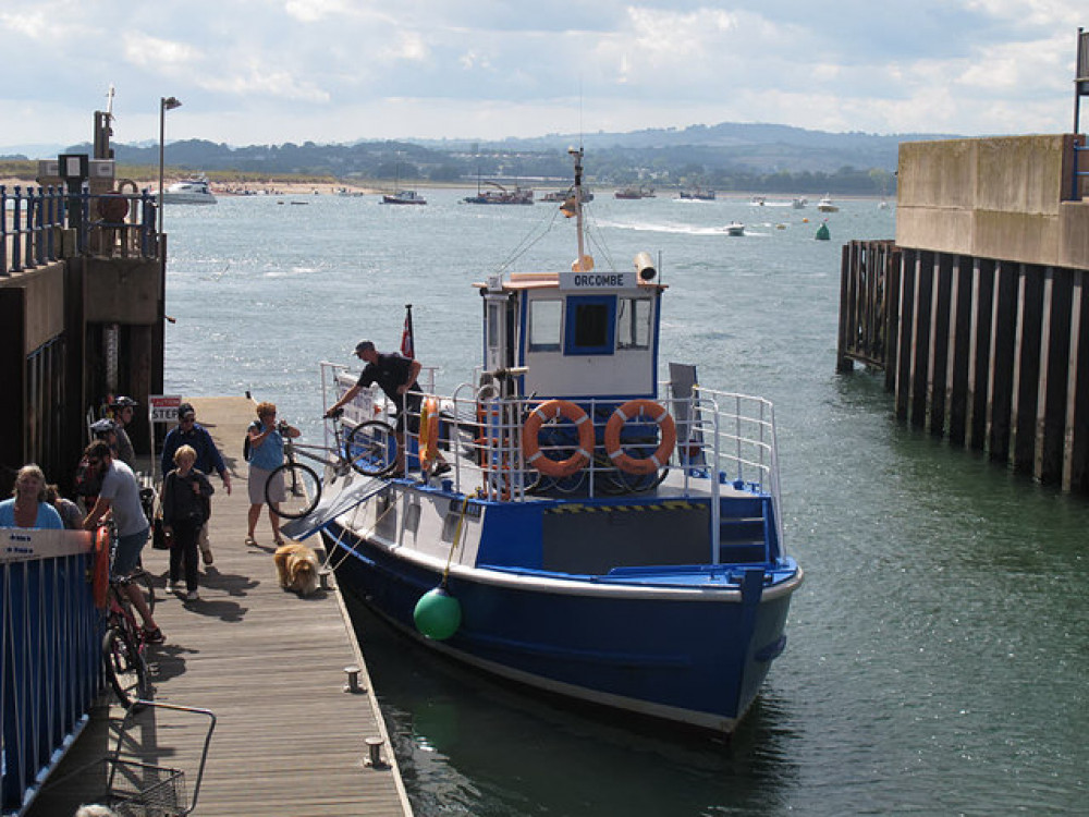 The Starcross ferry docks at Exmouth (cc-by-sa/2.0 - © Stephen Craven - geograph.org.uk/p/5279087)