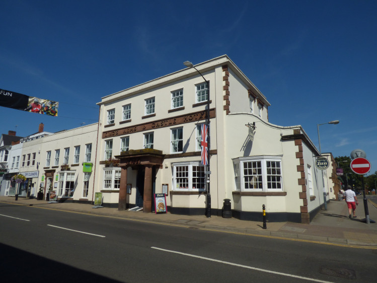 The King's Arms and Castle Hotel is one of 141 listed buildings in Kenilworth