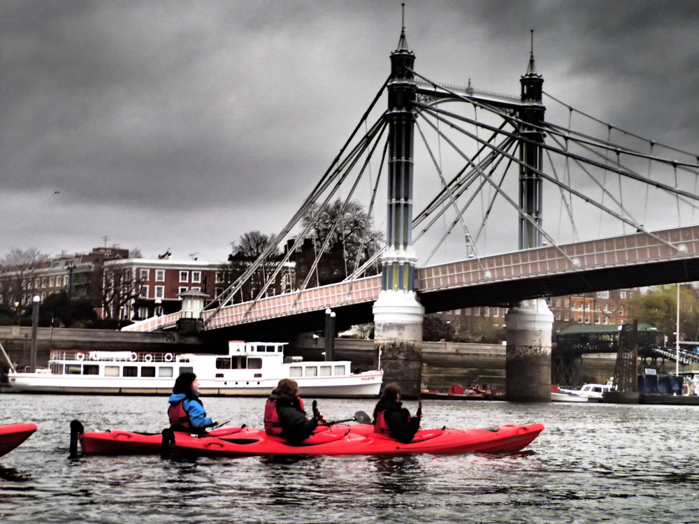 Kayak down the Thames for 3 hours of sightseeing (credit: Wikimedia)