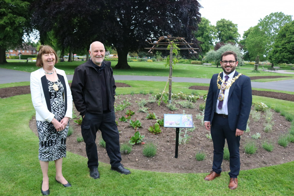 Cllr Sidney Syson, Jon Holmes and Cllr Richard Edgington unveil the memorial