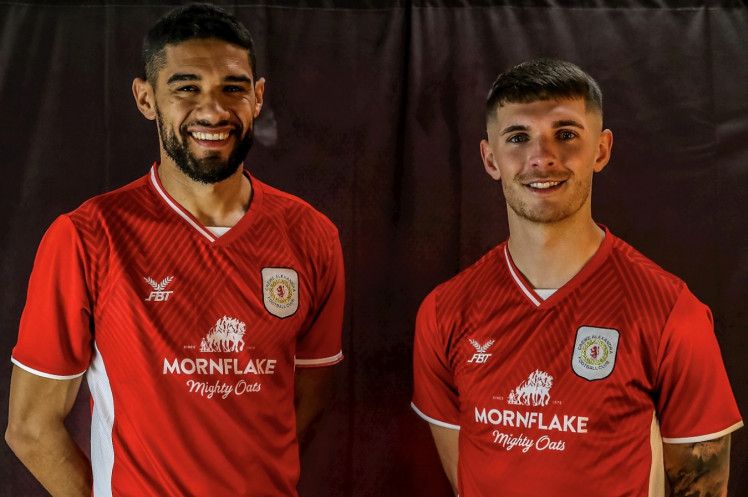 Kelvin Mellor and Callum Ainley showing off Crewe Alex's 2022/23 home shirt. (Crewe Alex).