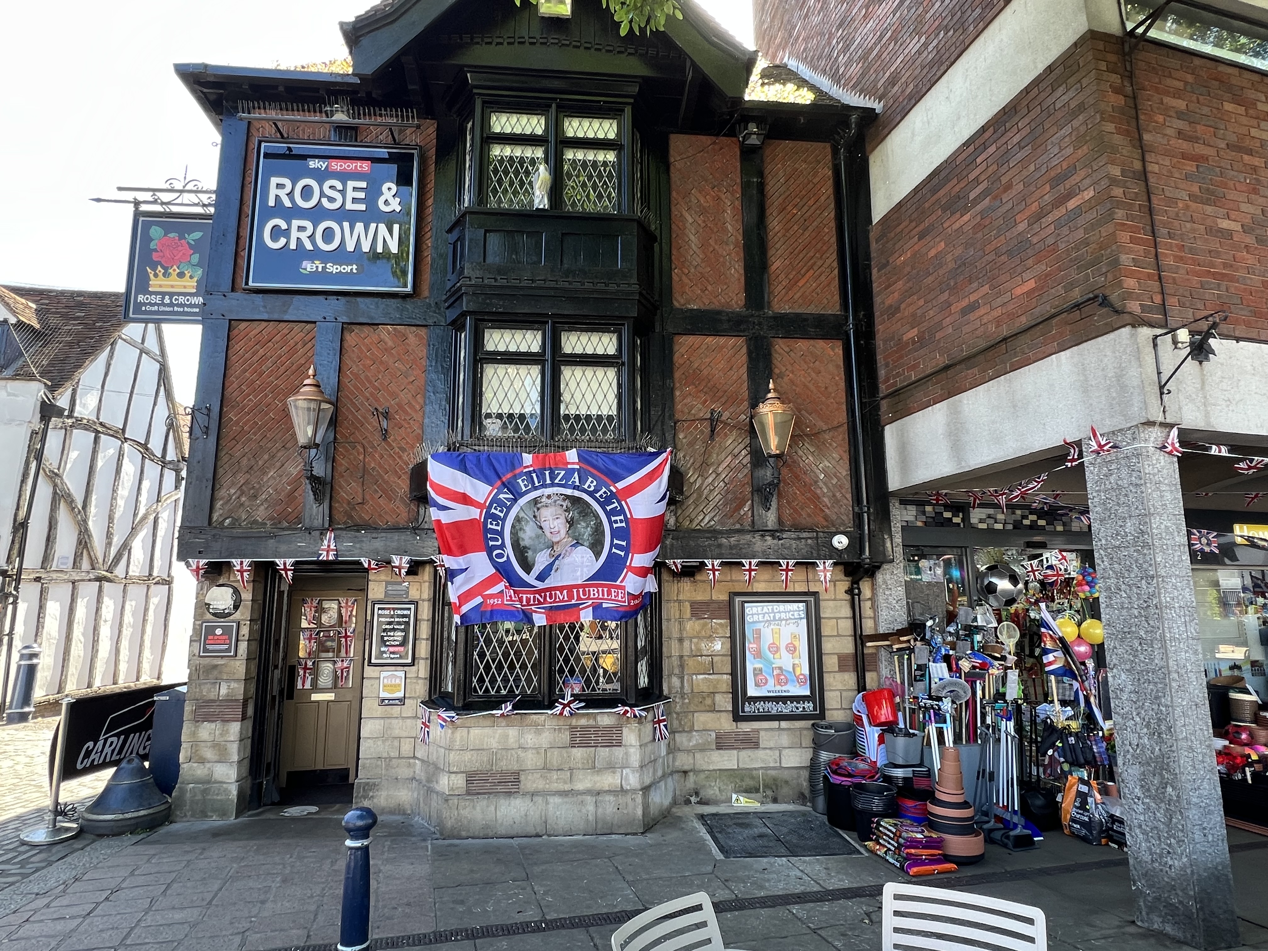 The Queen outside the Rose and Crown in Market Place. CREDIT: @HitchinNubNews 