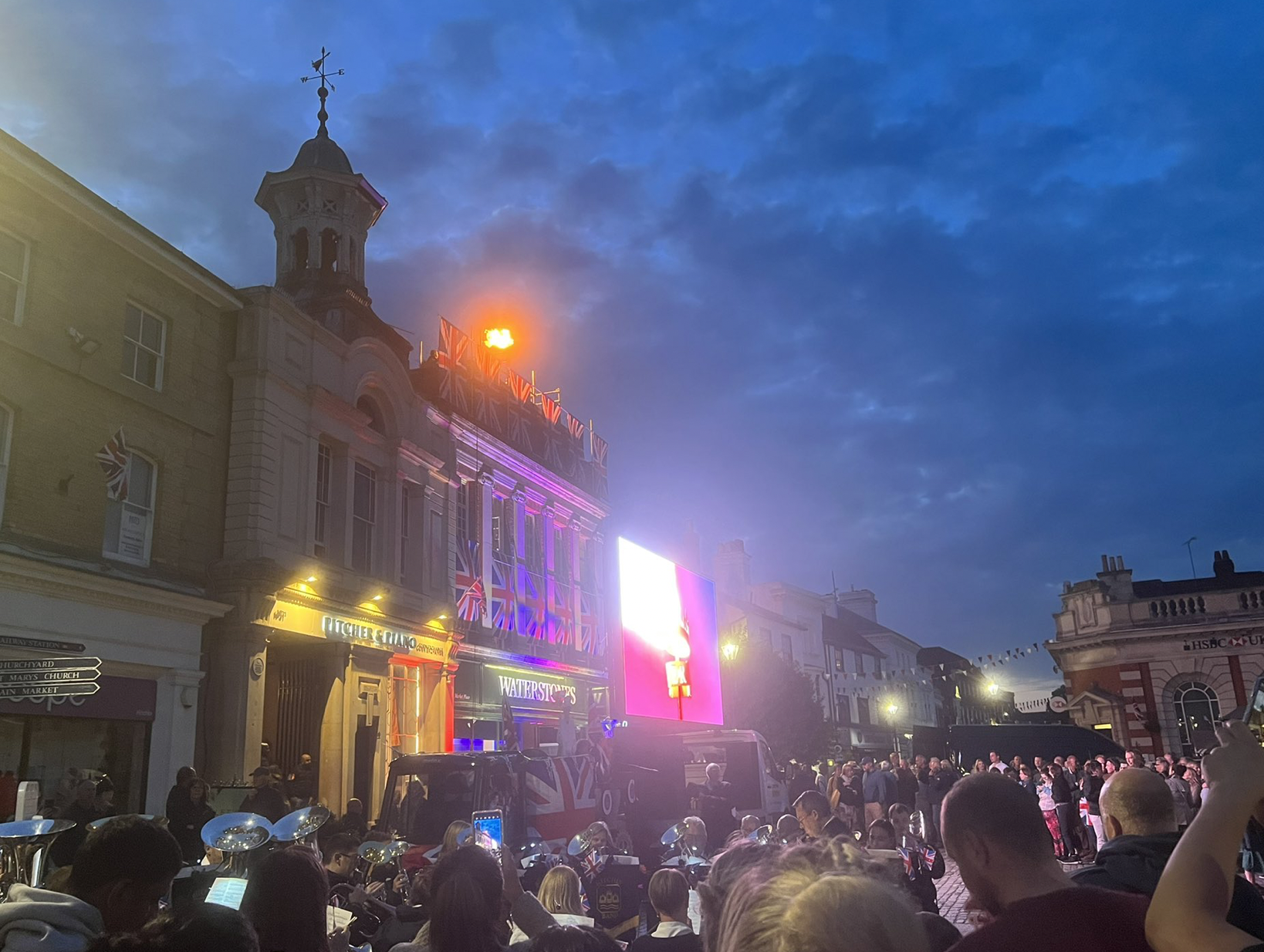 A large crowd gathered in Hitchin Town centre to mark the Queen's Platinum Jubilee on Thursday evening. CREDIT: @HitchinNubNews A large crowd gathered in Hitchin Town centre to mark the Queen's Platinum Jubilee on Thursday evening. CREDIT: @HitchinNubNews