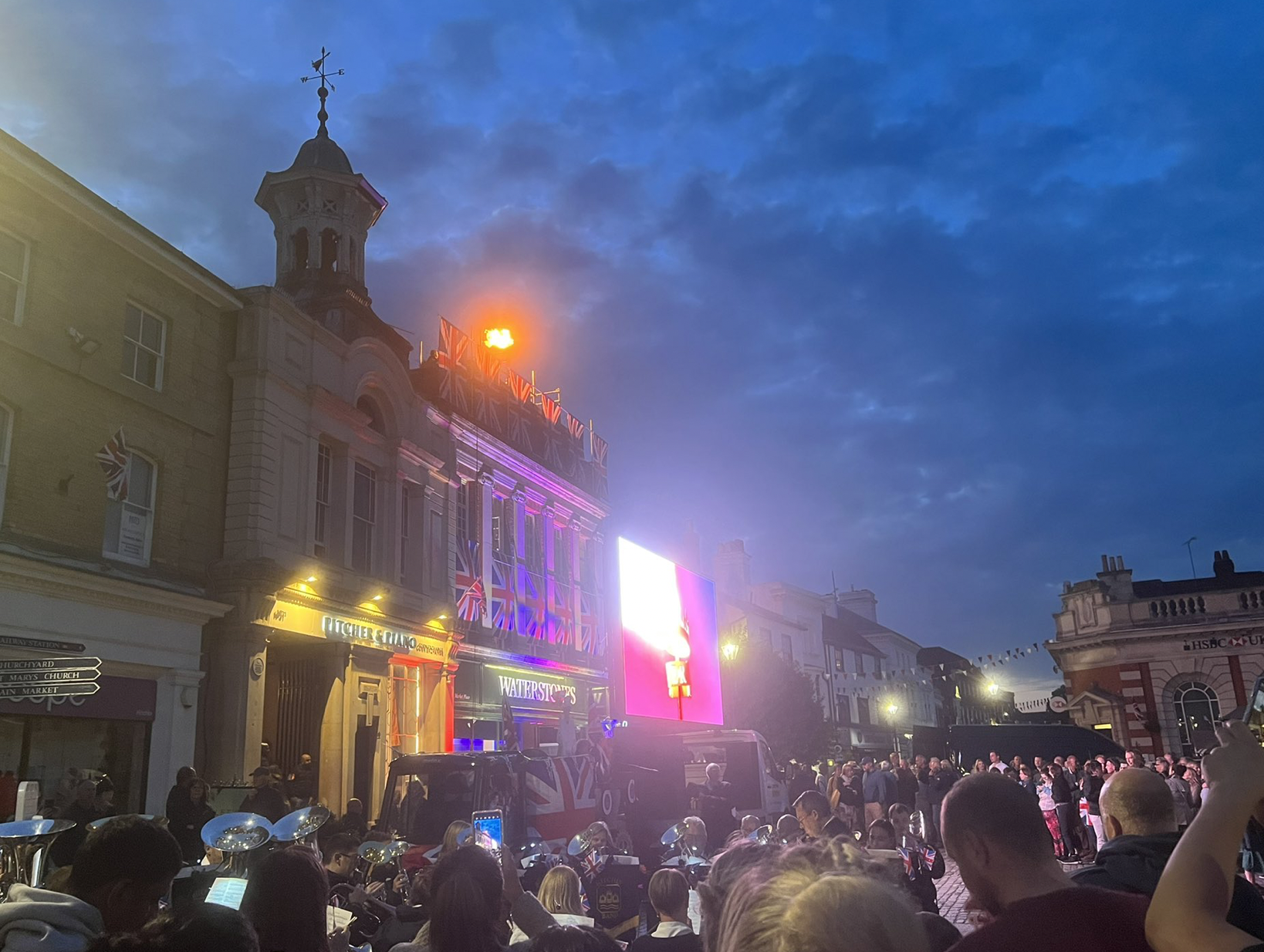 A large crowd gathered in Hitchin Town centre to mark the Queen's Platinum Jubilee on Thursday evening. CREDIT: @HitchinNubNews 