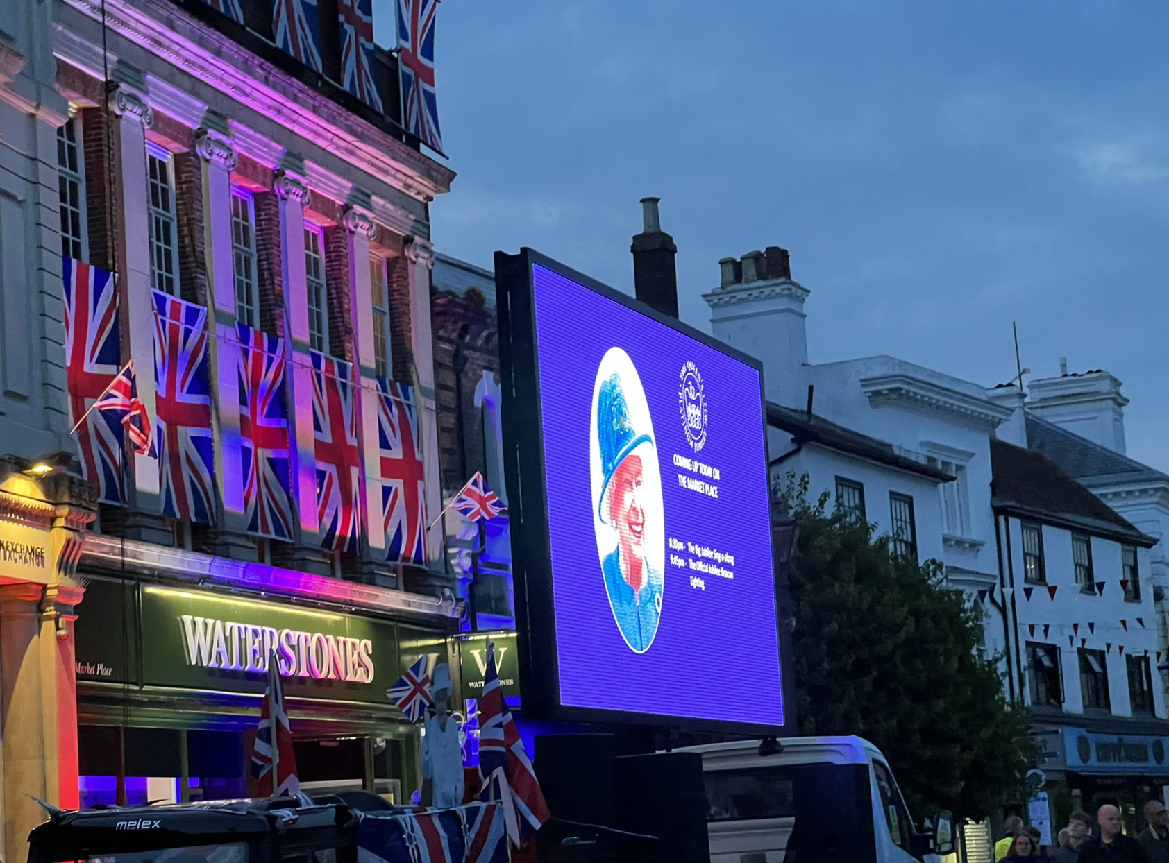 A large crowd gathered in Hitchin Town centre to mark the Queen's Platinum Jubilee on Thursday evening. CREDIT: @HitchinNubNews A large crowd gathered in Hitchin Town centre to mark the Queen's Platinum Jubilee on Thursday evening. CREDIT: @HitchinNubNews