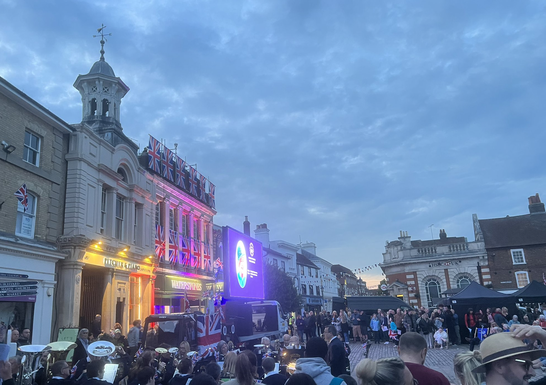 A large crowd gathered in Hitchin Town centre to mark the Queen's Platinum Jubilee on Thursday evening. CREDIT: @HitchinNubNews A large crowd gathered in Hitchin Town centre to mark the Queen's Platinum Jubilee on Thursday evening. CREDIT: @HitchinNubNews