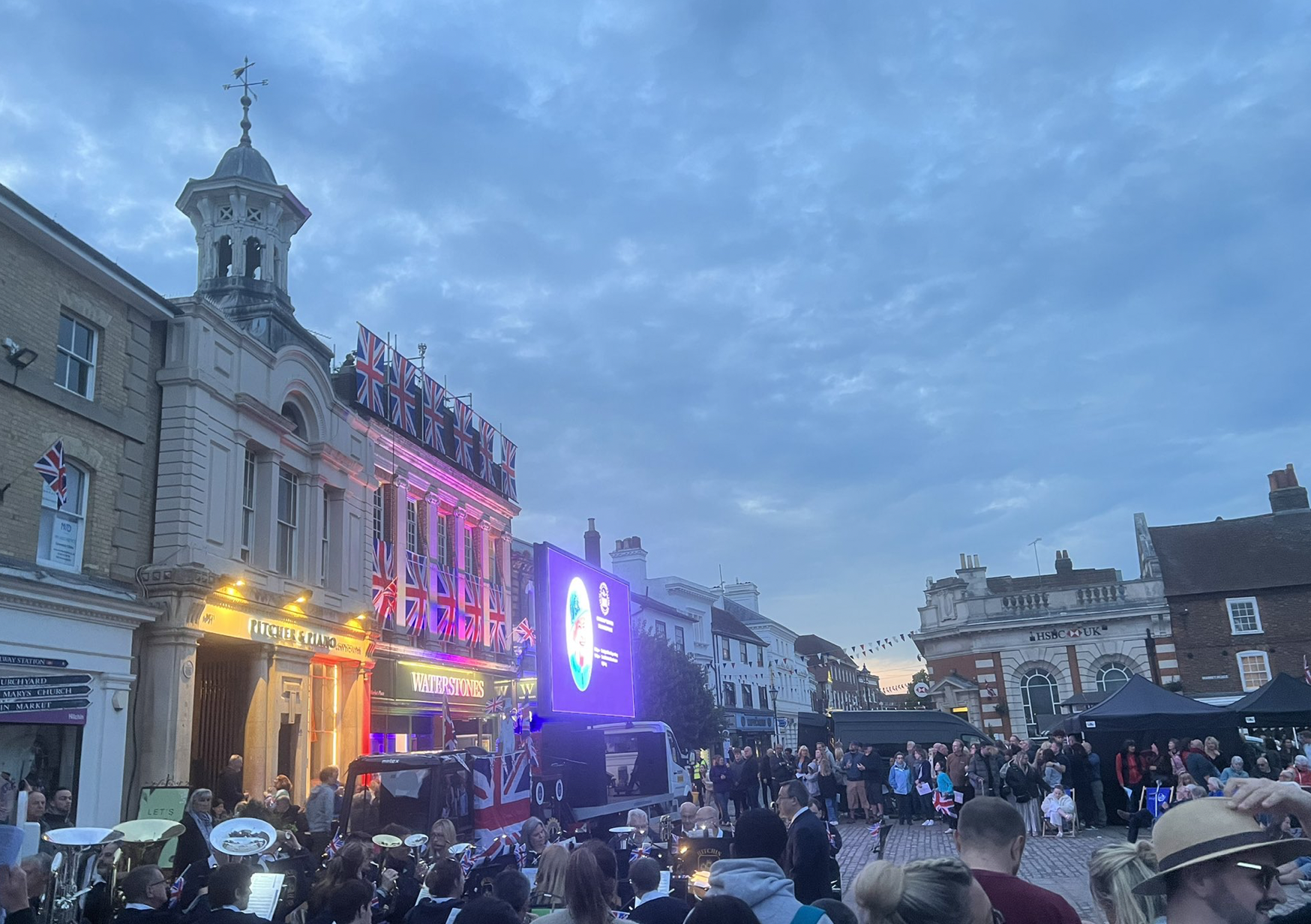 A large crowd gathered in Hitchin Town centre to mark the Queen's Platinum Jubilee on Thursday evening. CREDIT: @HitchinNubNews 