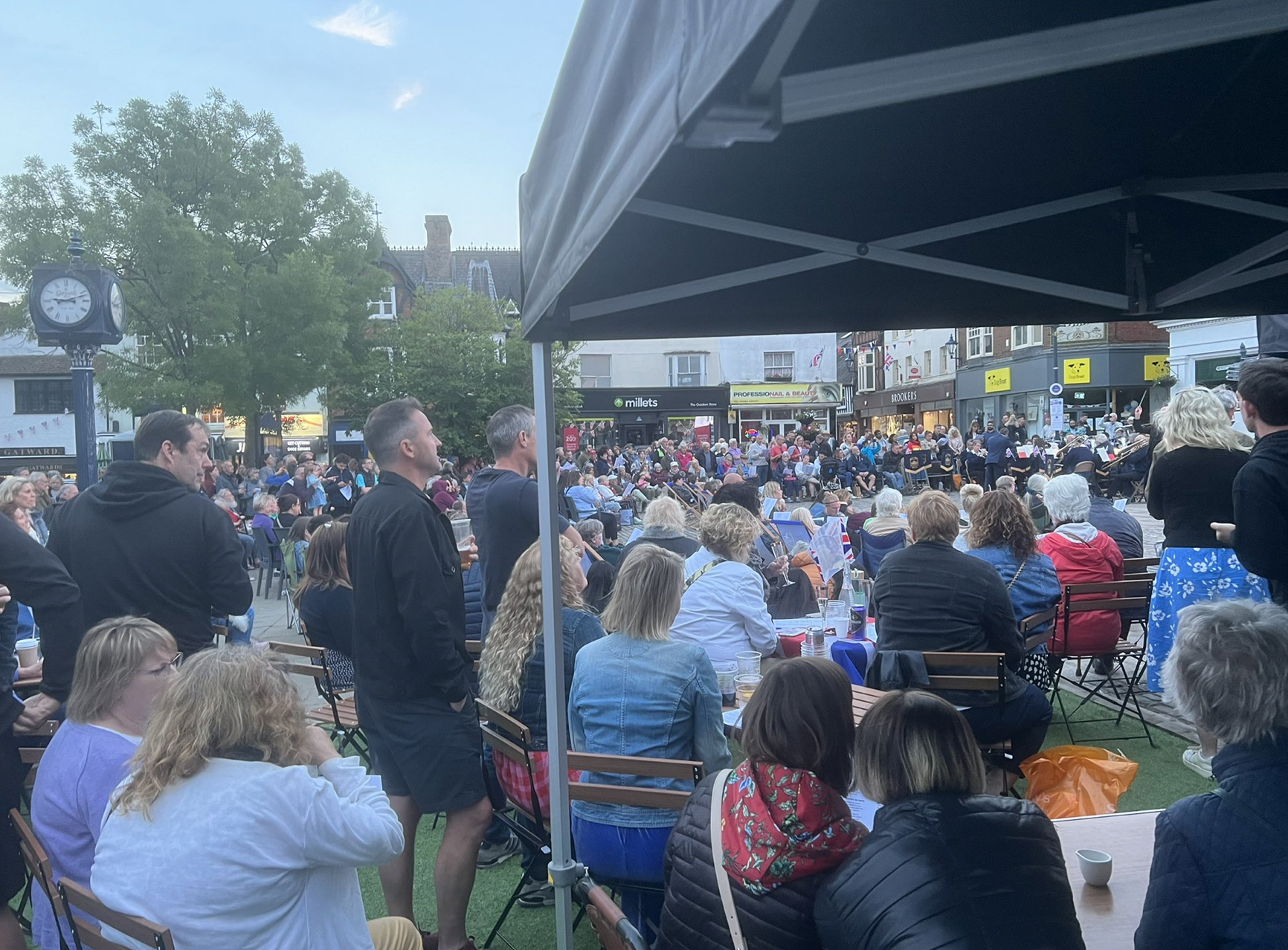 A large crowd gathered in Hitchin Town centre to mark the Queen's Platinum Jubilee on Thursday evening. CREDIT: @HitchinNubNews 