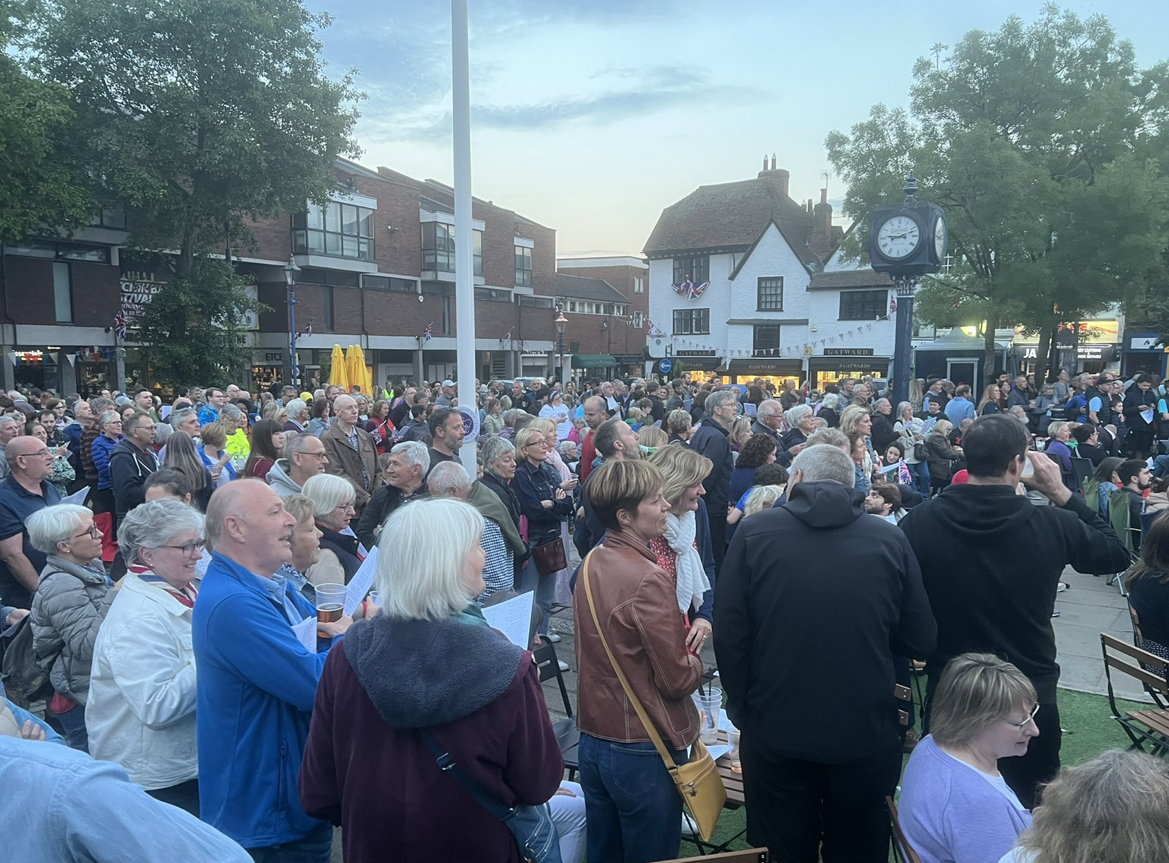A large crowd gathered in Hitchin Town centre to mark the Queen's Platinum Jubilee on Thursday evening. CREDIT: @HitchinNubNews 