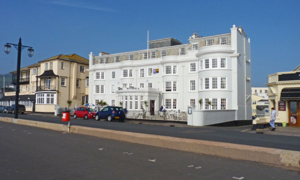 Riviera Hotel (cc-by-sa/2.0 - © Mike Smith - geograph.org.uk/p/2313382)