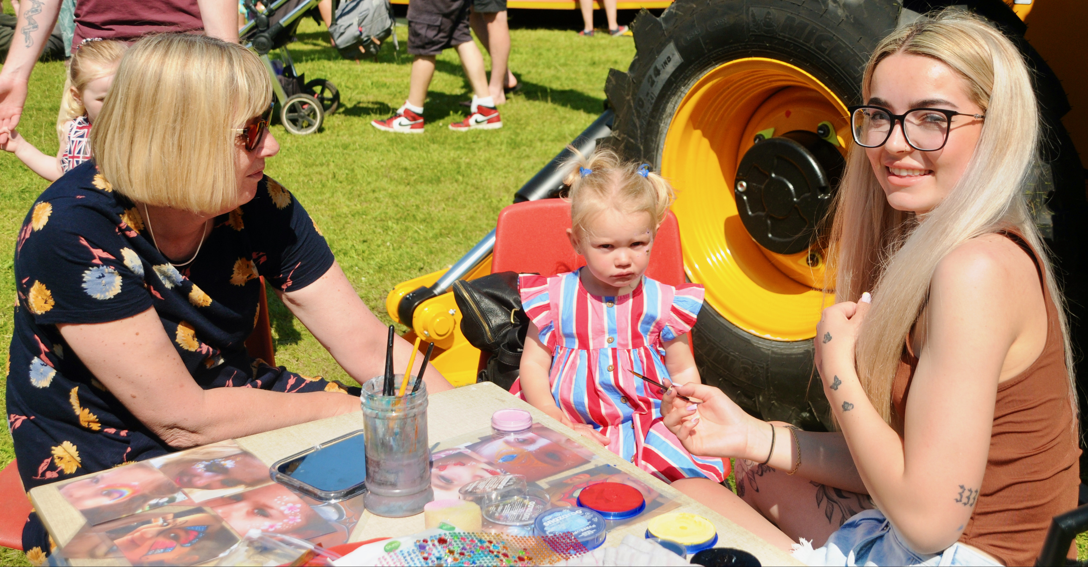 Getting ready for facepainting (Picture credit: Peninsula Nub News)