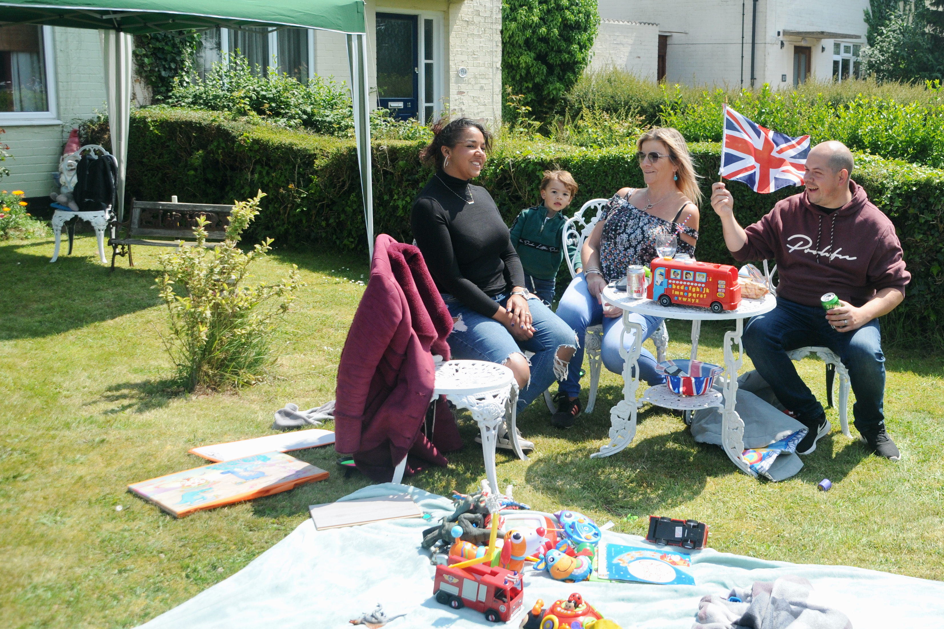 Three generations enjoying Jubilee picnic  (Picture credit: Peninsula Nub News)