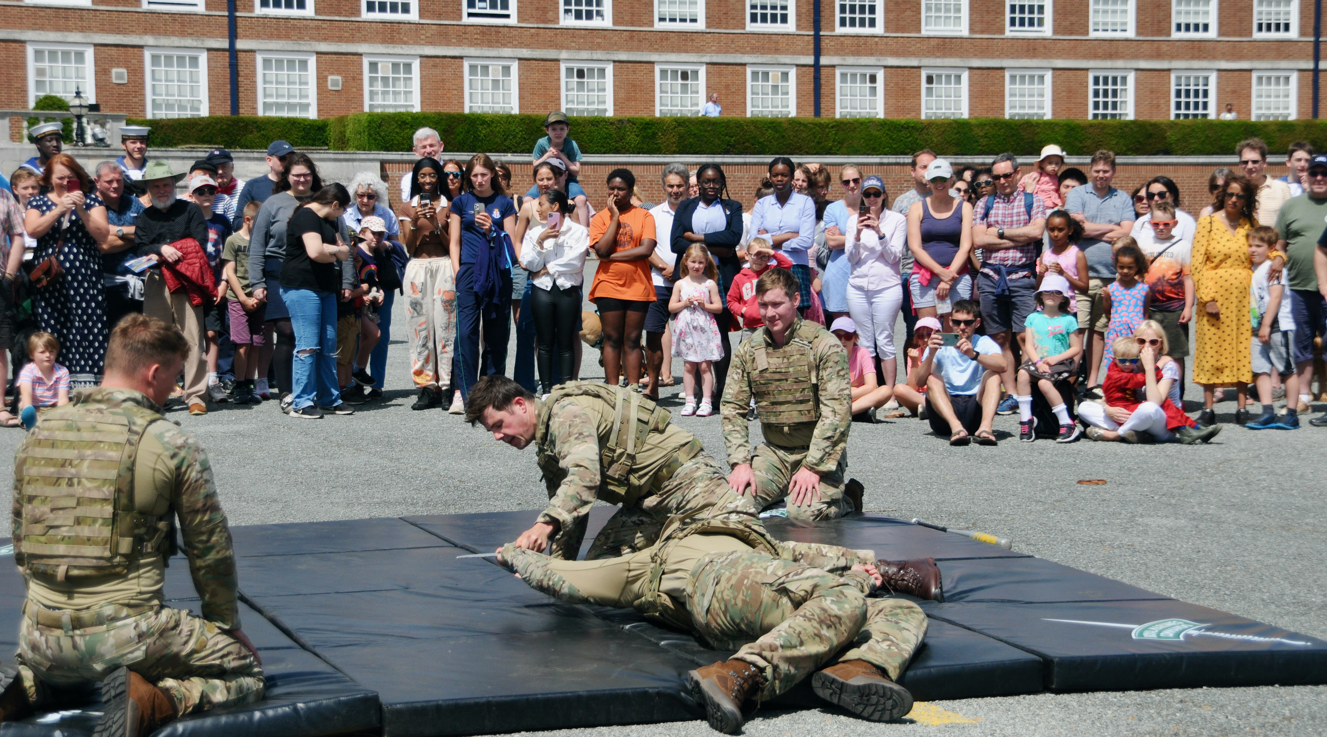 Commandoes take knife (Picture credit: Peninsula Nub News)