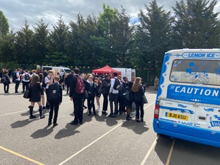 The queue for ice creams was long all day. 