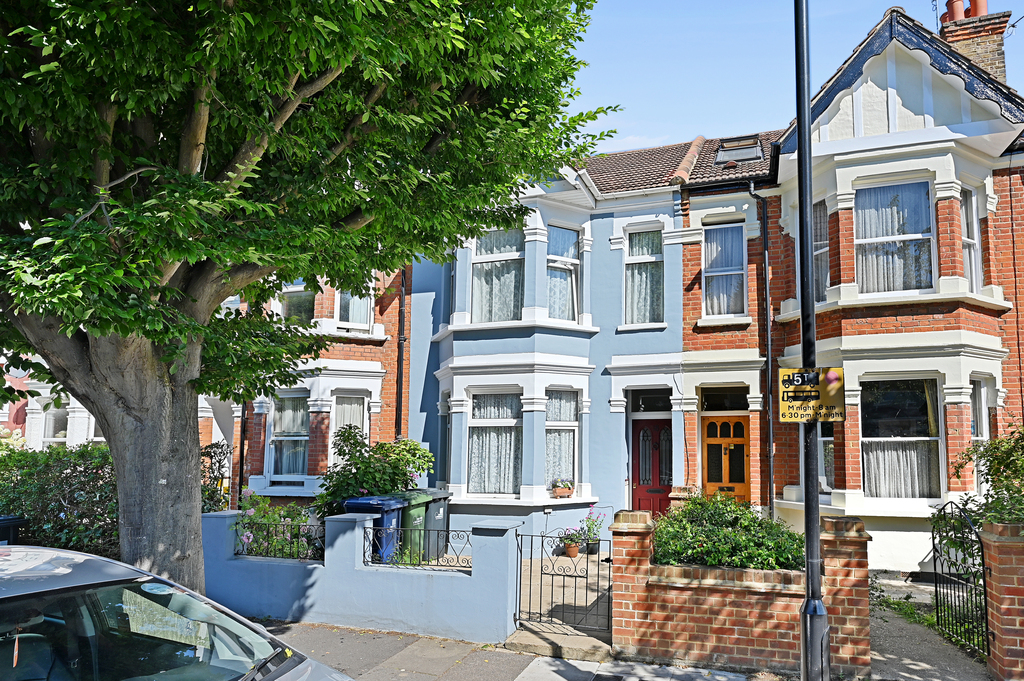 Call 020 8012 5319 to arrange a viewing with Leslie & Co Call 020 8012 5319 to arrange a viewing with Leslie & Co