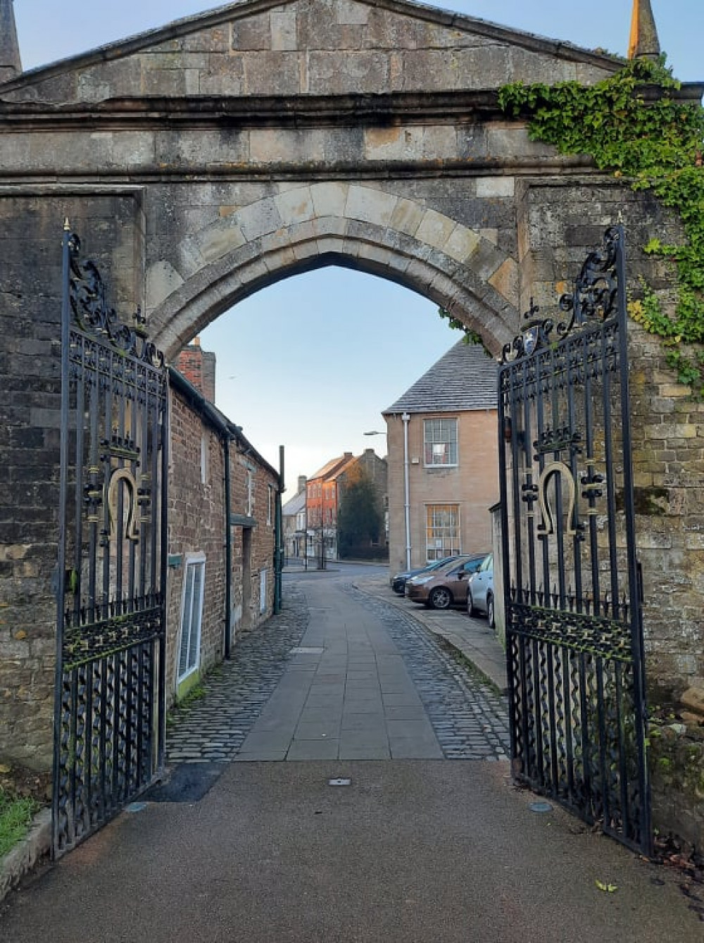 Oakham Castle gates, featuring the Rutland Horseshoe 