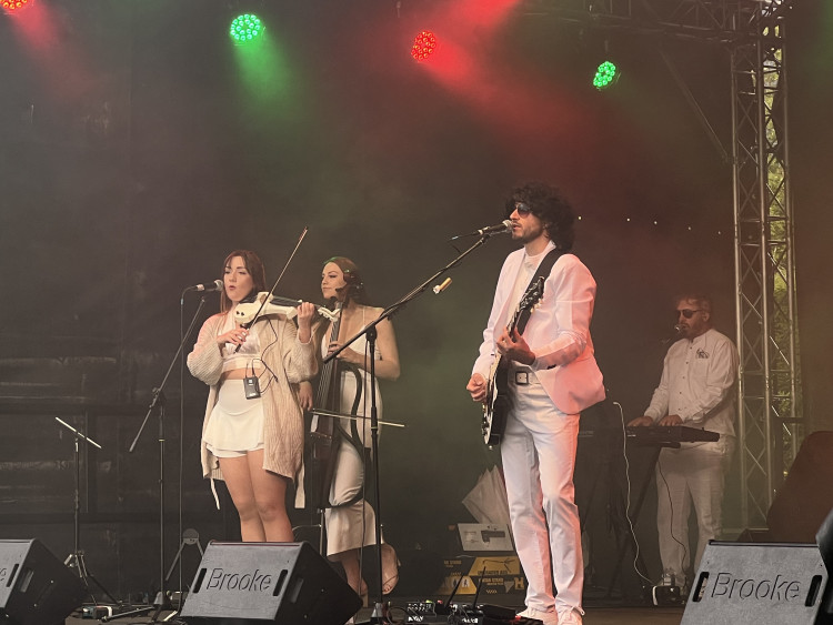 ELO Again: Saturday June 25 saw a tribute to Electric Light Orchestra play Gawsworth Hall. (Image - Alexander Greensmith / Macclesfield Nub News)