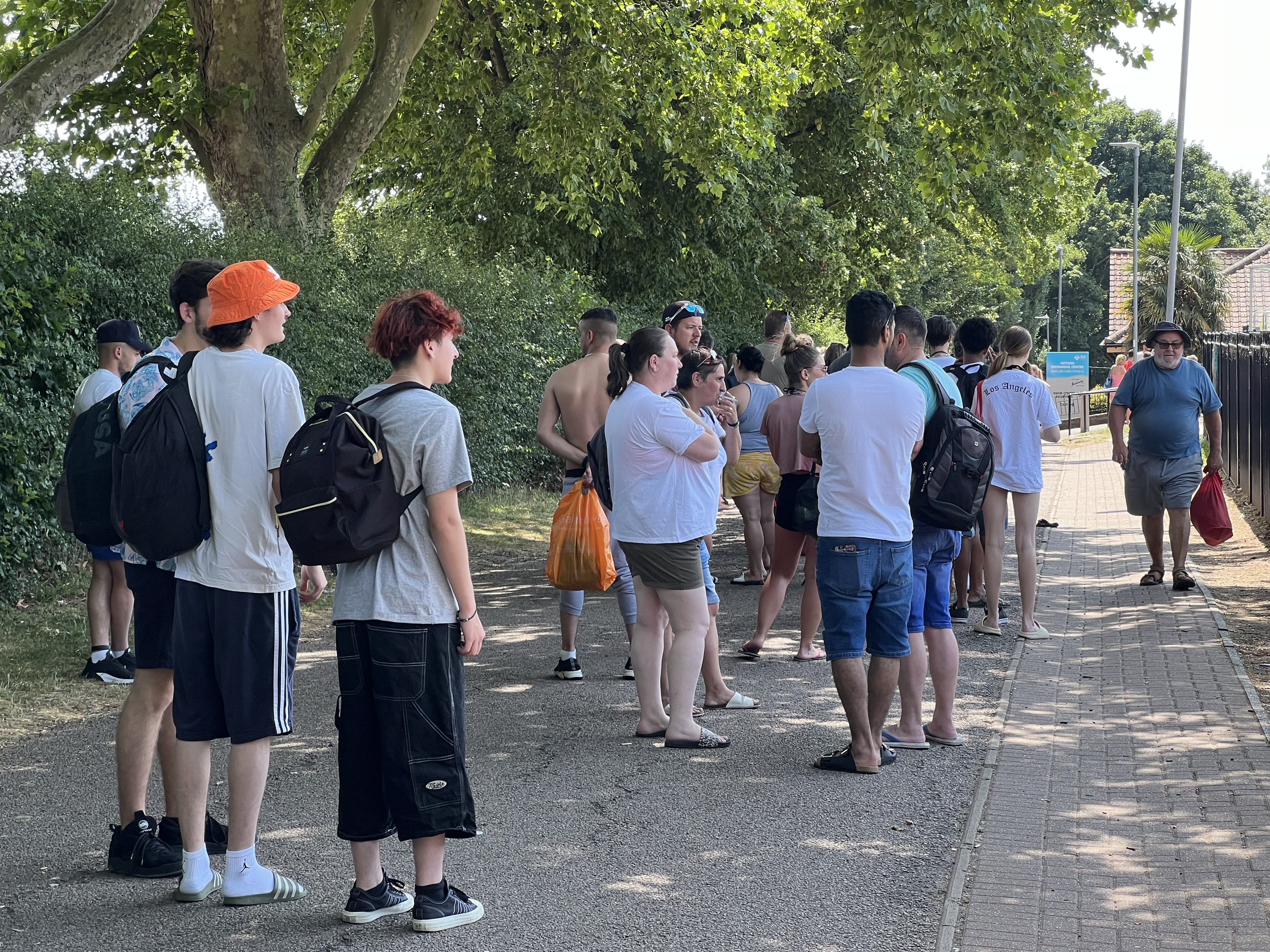 Long queues have formed to get into Hitchin outdoor pool on Monday. CREDIT: @HitchinNubNews 