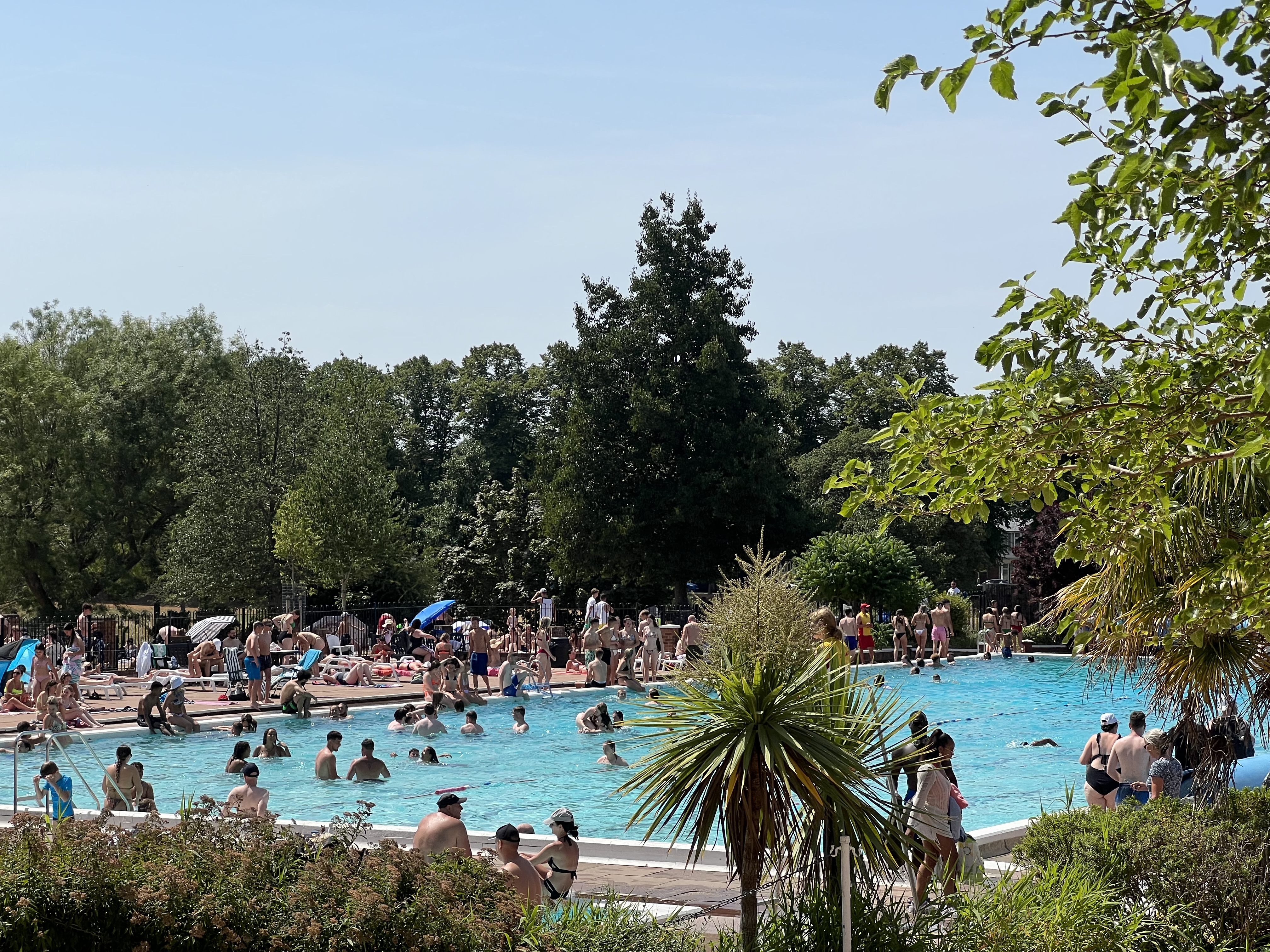 Long queues have formed to get into Hitchin outdoor pool on Monday. CREDIT: @HitchinNubNews 