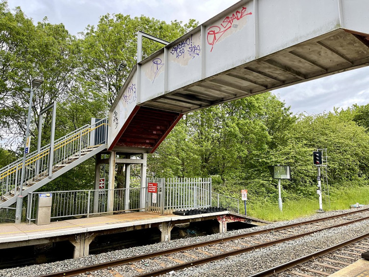 Castle Bar Park Footbridge connects the western and eastern areas of Ealing 