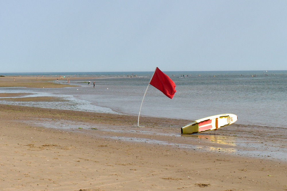 Red flag on Exmouth Beach near Orcombe Point (Nub News, Will Goddard)