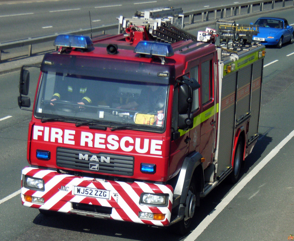 Devon and Somerset Fire and Rescue Service fire engine (By Graham Richardson from Plymouth, England - Devon and Somerset Fire WJ52ZZGUploaded by oxyman, CC BY 2.0, https://commons.wikimedia.org/w/index.php?curid=10656640)