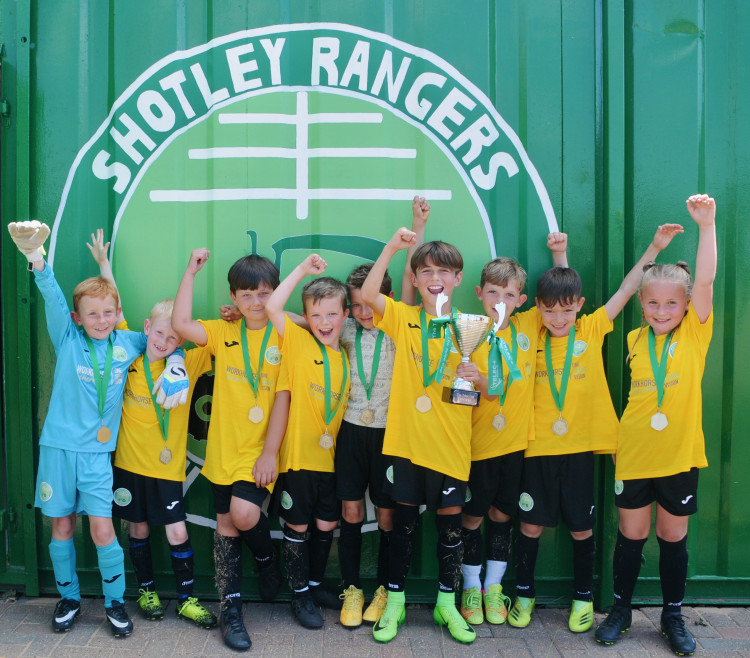 Young Shotley Rangers players lift Telec Cup (Picture credit: Peninsula Nub News) 