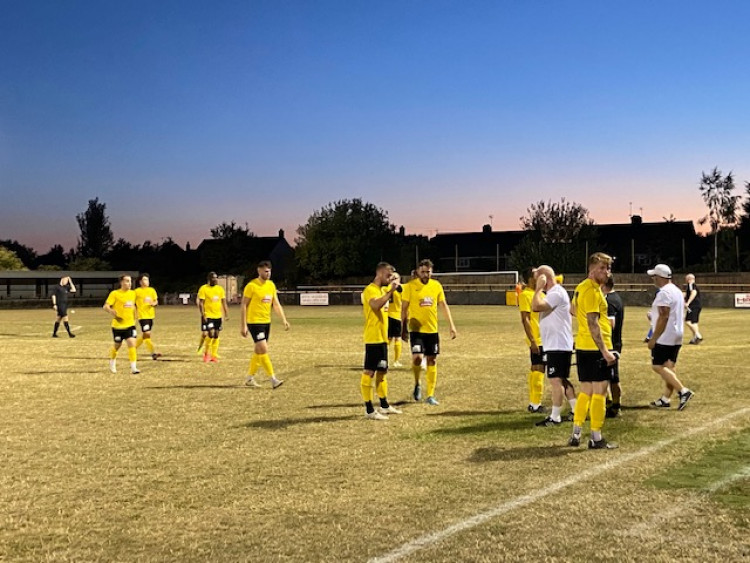 Hucknall Town manager Andy Ingle was visibly disappointed in the immediate aftermath of Wednesday’s 3-2 home defeat to Dunkirk. Pictured: Ingle with his players during a drinks break in the Dunkirk match. Photo Credit: Tom Surgay.