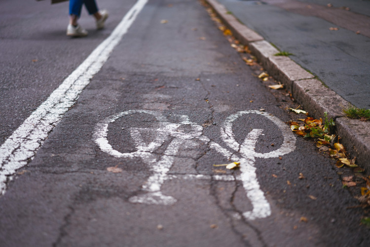 Cycle lane - Photo: Phil Hearing, Unsplash. 