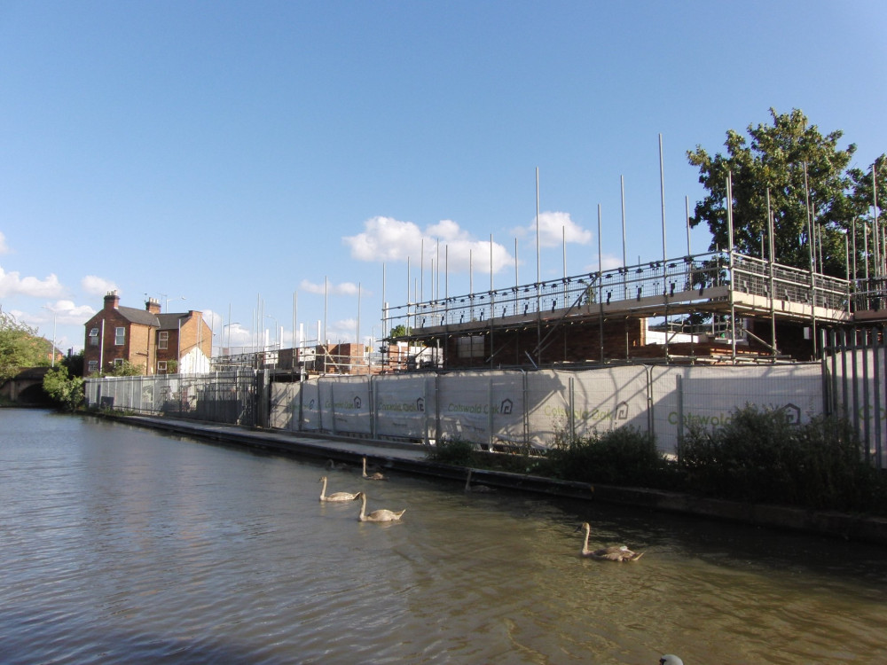 Work is underway on nine townhouses being built alongside the Grand Union Canal in Warwick (Image by Geoff Ousbey)