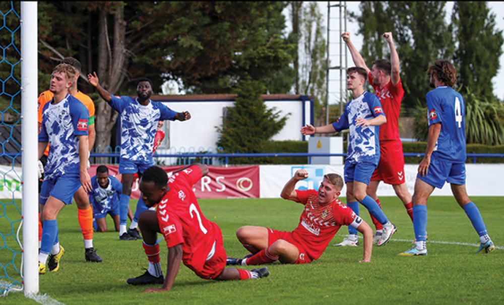 Kenny Aileru (7) and Aveley celebrate after he turned in the equaliser. Picture by Kevin Lamb (Lambpix).