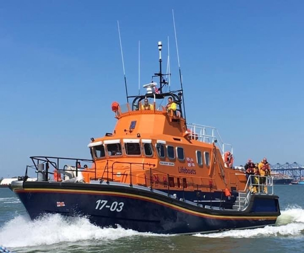 Volunteers in action off Shotley peninsula (Picture credit: Nub News)