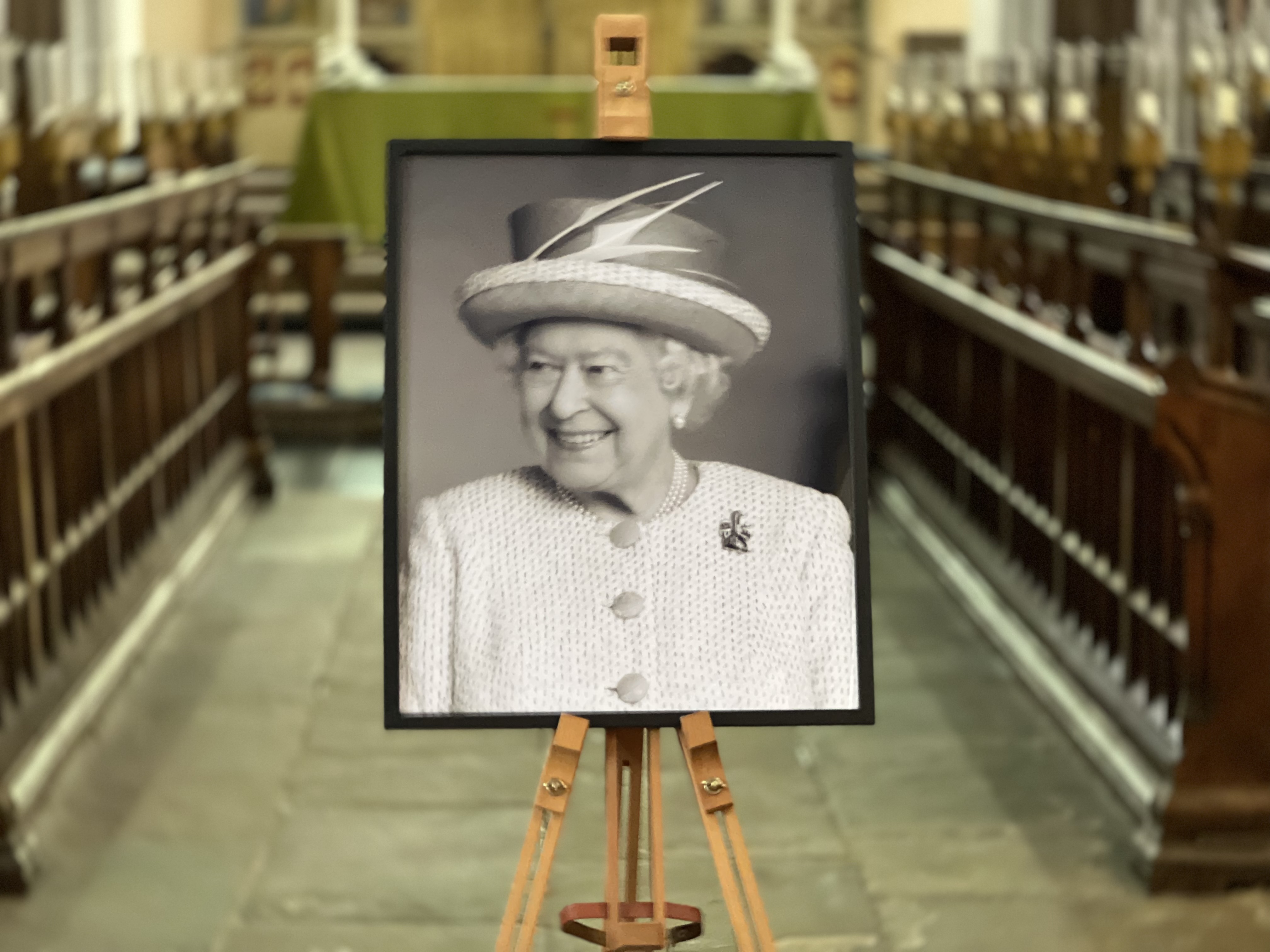 Hitchin mourns The Queen, whose image resides in St Mary's Church. CREDIT: @HitchinNubNews